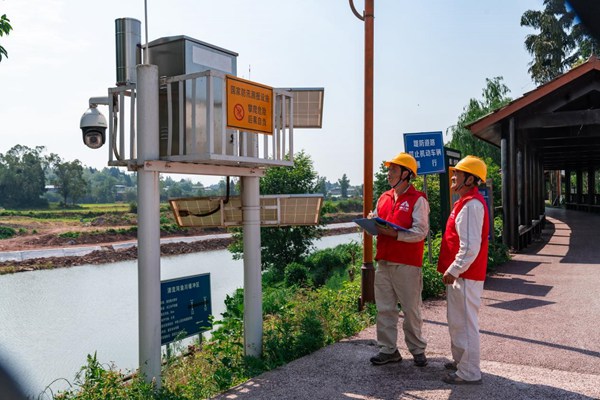 電力員工對沿岸水文監測裝置用電安全進行巡視檢查。國網重慶永川供電公司供圖