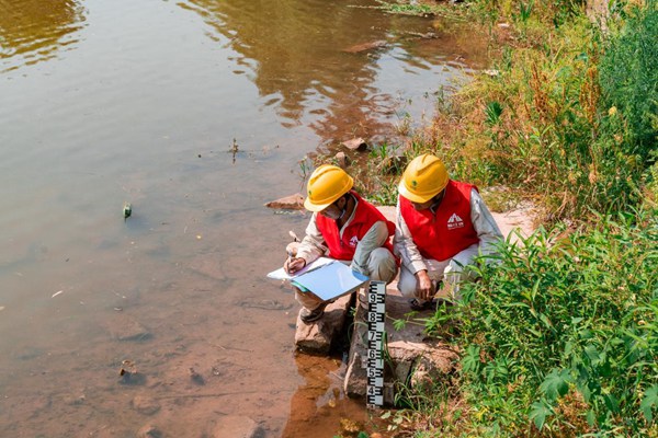 電力員工對水位進行記錄。國網重慶永川供電公司供圖