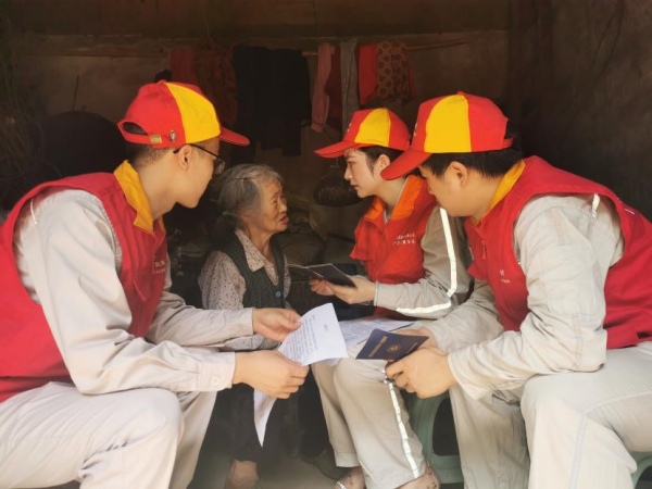 國家電網重慶電力（城口營銷）紅巖共產黨員服務隊為孤寡“五保戶”老人上門辦理“減免10度電”。國網城口供電公司供圖