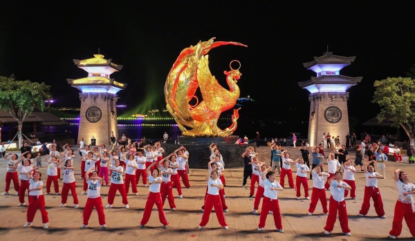 夜晚的“鳳鳴平都”雕塑旁人聲鼎沸。豐都縣委宣傳部供圖