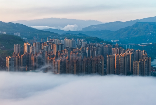 云霧中的豐都城區。王雄偉攝