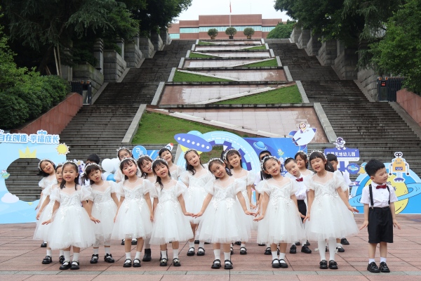 合唱團獻唱《開心六一》。主辦方供圖