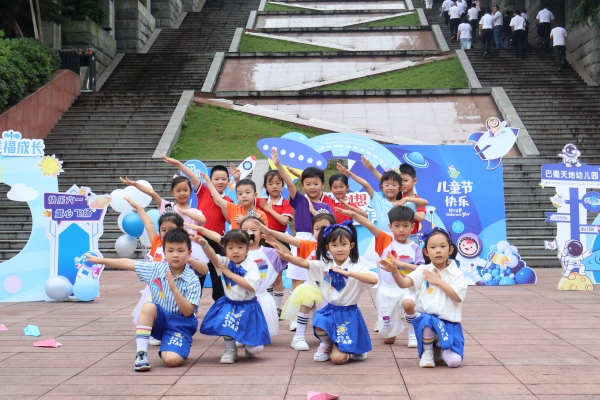 舞蹈隊獻上《孩子的天空》。主辦方供圖