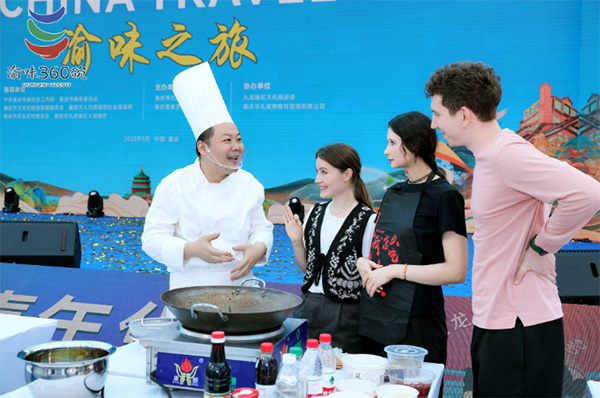 國際友人體驗菜品制作?；顒又鬓k方供圖