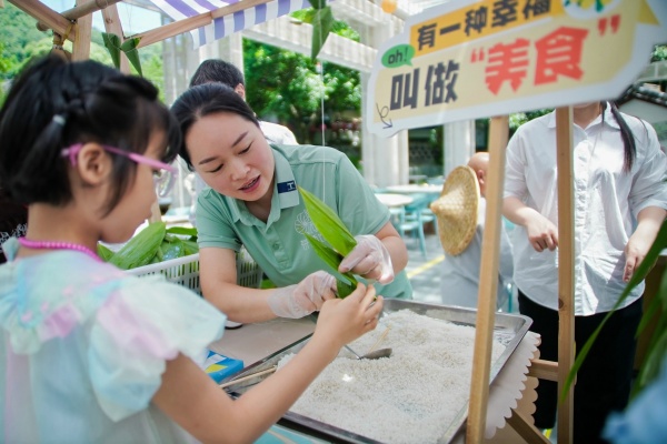 市民游客體驗包粽子。主辦方供圖