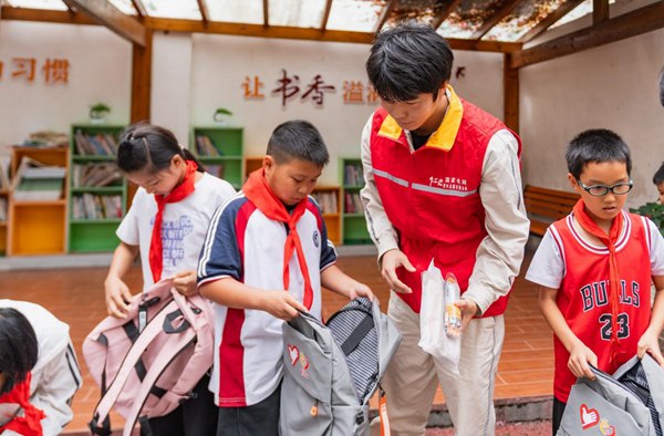 青年志愿者們為定點幫扶的困難學生帶去愛心物資。國網重慶永川供電公司供圖