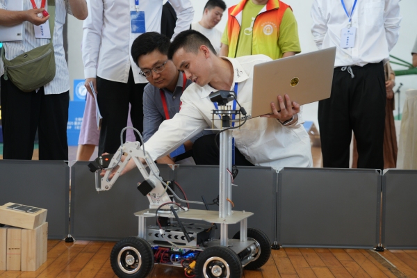 學生接受校企專家聯合評審。重慶理工大學供圖