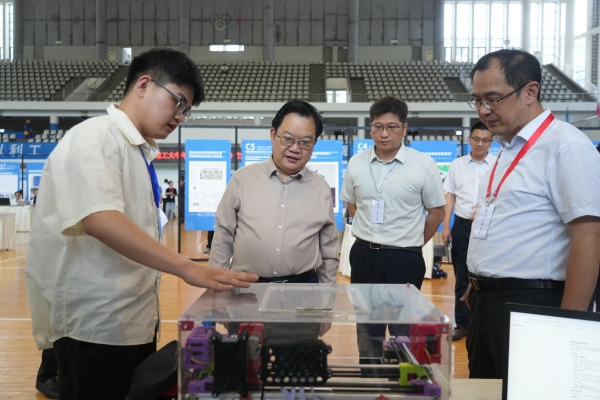 學生現場展示自己的作品。重慶理工大學供圖