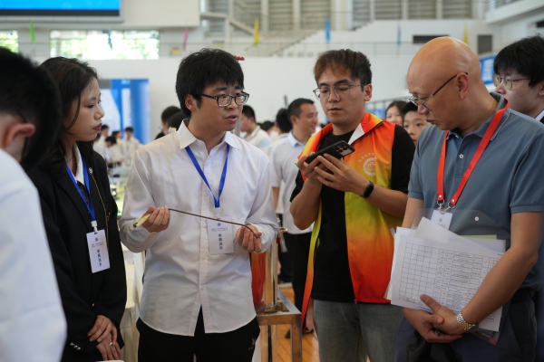 學生接受校企專家聯合評審。重慶理工大學供圖