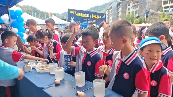 學生體驗鹽水浮雞蛋小實驗。校方供圖