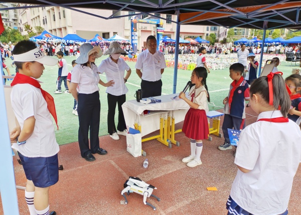 機器狗項目體驗區。校方供圖