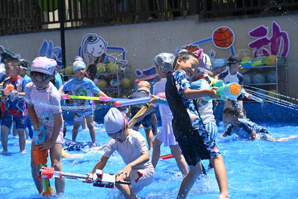 系列活動：戲水。北碚區椿山幼兒園供圖
