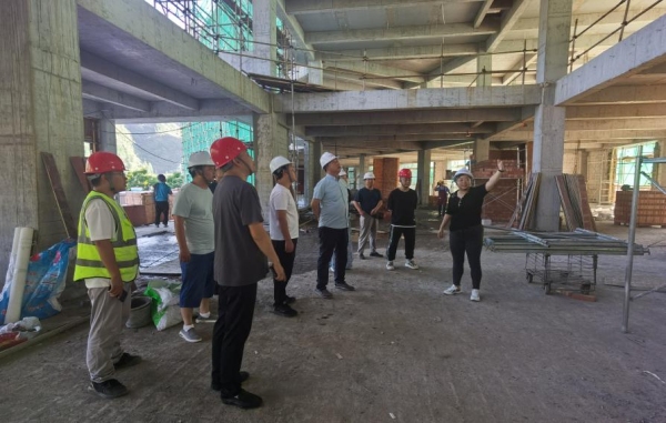 研究所領導班子現場協調解決改擴建項目有關問題。重慶市藥物種植研究所供圖