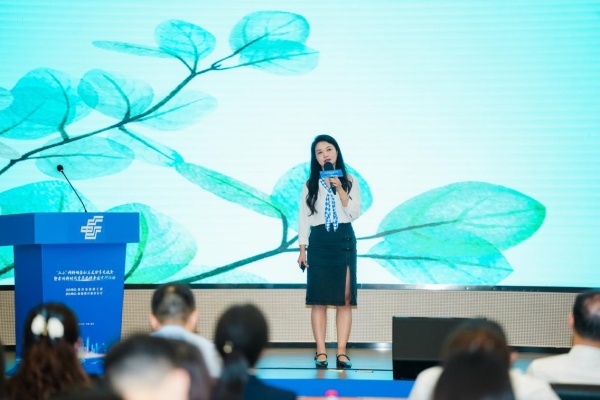 全國新時代青年先鋒代表，重慶市衛生健康委重要發展處副處長、團委書記張琪開展宣講。郵儲銀行重慶分行供圖