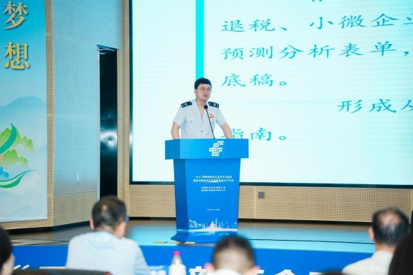 全國新時代青年先鋒代表、重慶市稅務局第三稅務分局數據管理科副科長冉童心開展宣講。郵儲銀行重慶分行供圖