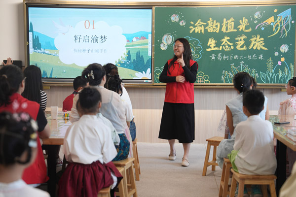 志愿者講解黃葛樹的知識。西南大學供圖