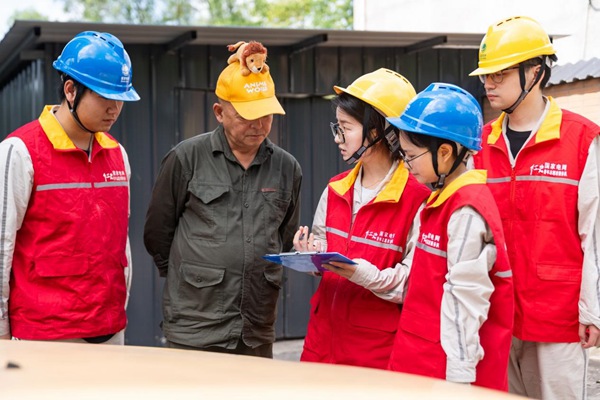 電力人員向景區相關人員了解用電需求。國網重慶永川供電公司供圖
