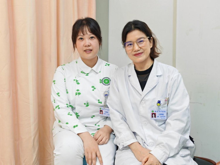 王彩霞與馬曉婷。重慶市中醫院供圖
