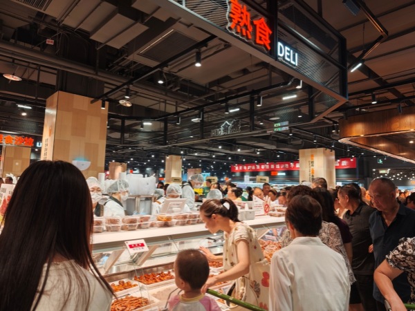 市民選購商品。永輝超市供圖