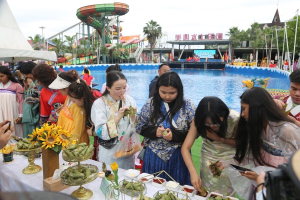 游客在品嘗粽子。景區供圖