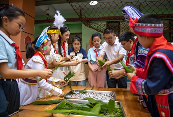 各民族學生一起包五色粽，共度端午佳節。劉紀湄攝