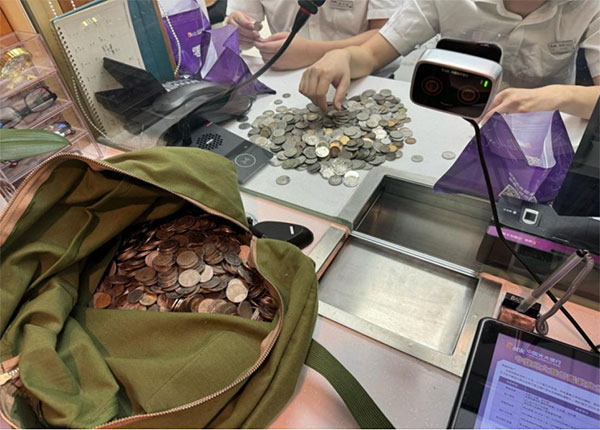 硬幣清理中。光大銀行重慶分行供圖