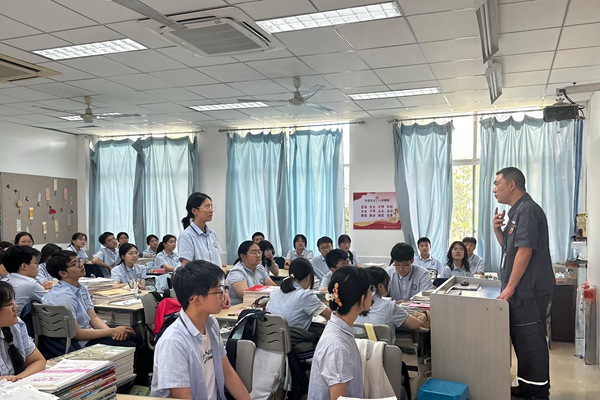 燃氣維修人員在鳳鳴山中學為學生們上燃氣安全課。重慶燃氣集團供圖