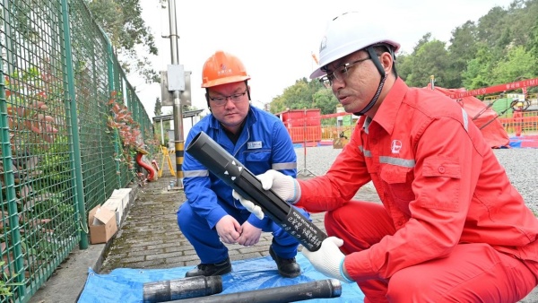 鄭瑞波檢查國產化防頂回式機械堵塞器。涪陵頁巖氣公司供圖