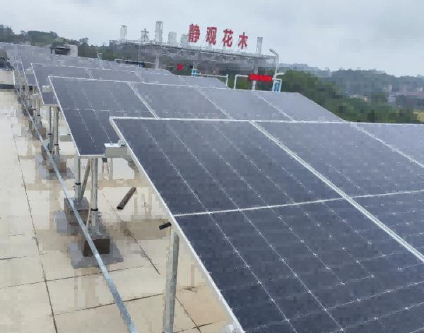 服務區的分布式光伏發電。重慶數字交通集團供圖