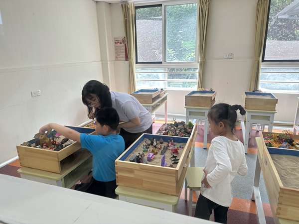 在沙盤融合教室，專業教師正對孩子們進行心理、情緒和語言等干預訓練。莢天宇攝