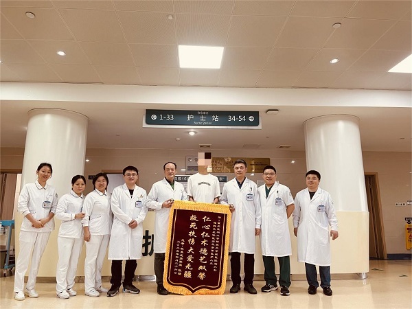 出院后，林杰為治療團隊送來感謝錦旗。重醫附屬大學城醫院供圖