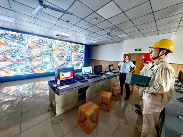 電力人員對監控設備用電情況進行安全檢查。國網重慶永川供電公司供圖