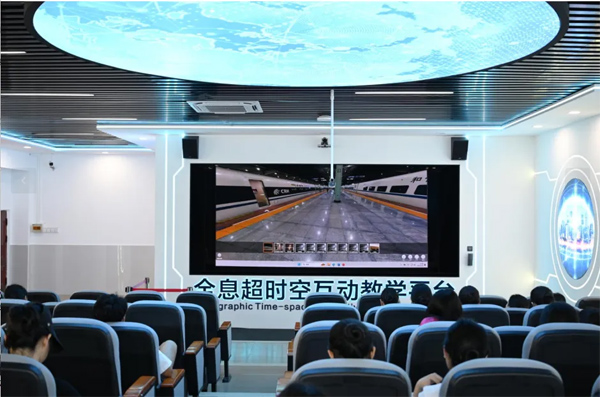 學校學生體驗全息數字課程。重慶交通職業學院供圖