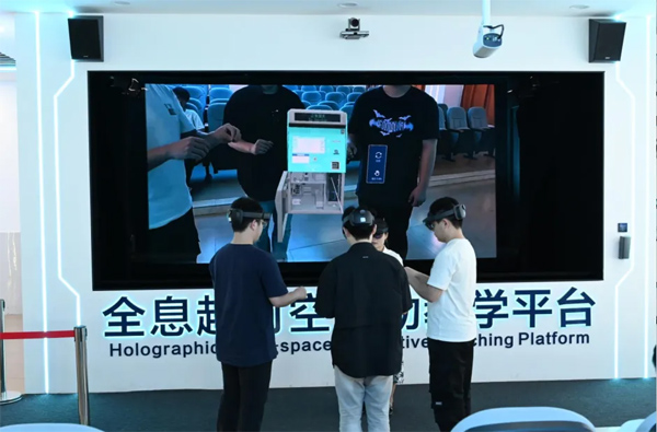 學校學生體驗全息數字課程。重慶交通職業學院供圖