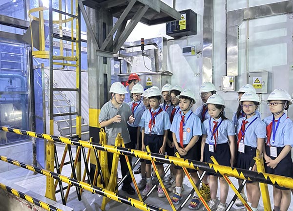 進入地下車間內部參觀。渝中污水處理廠供圖