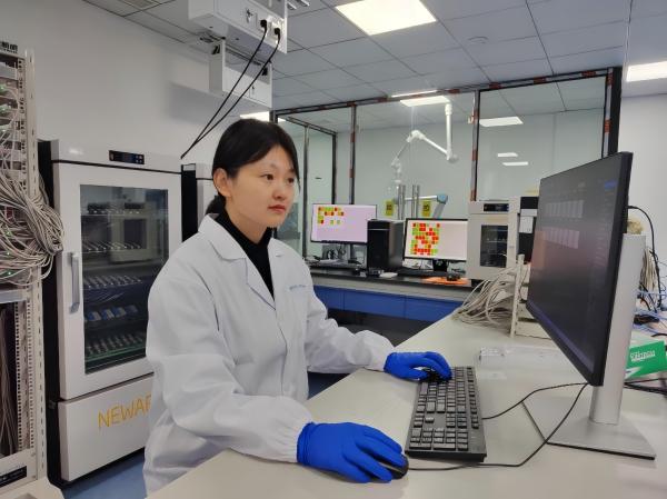 正在實驗室工作的王玉美。受訪者供圖