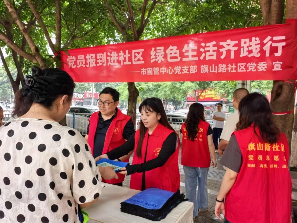 居民在咨詢垃圾分類知識。龍山街道供圖