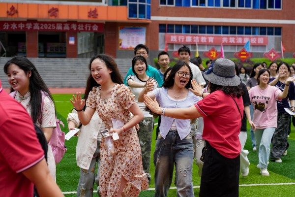 和老師擊掌加油。付作僑攝