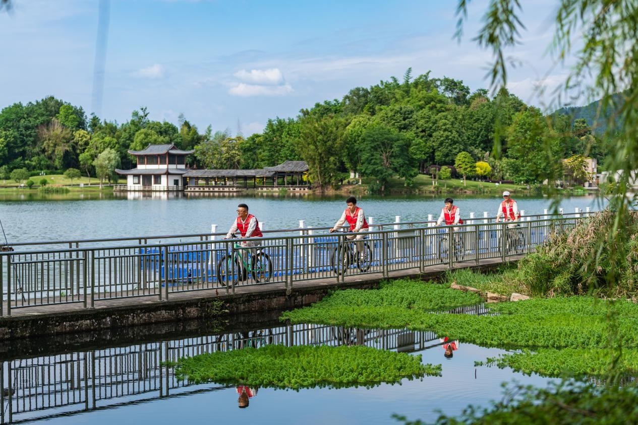 電力員工騎行守護環境衛生。國網重慶永川供電公司供圖