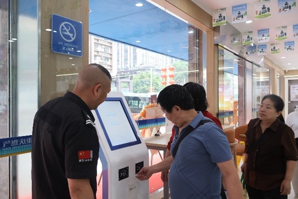 取號辦理業務。重慶燃氣集團供圖