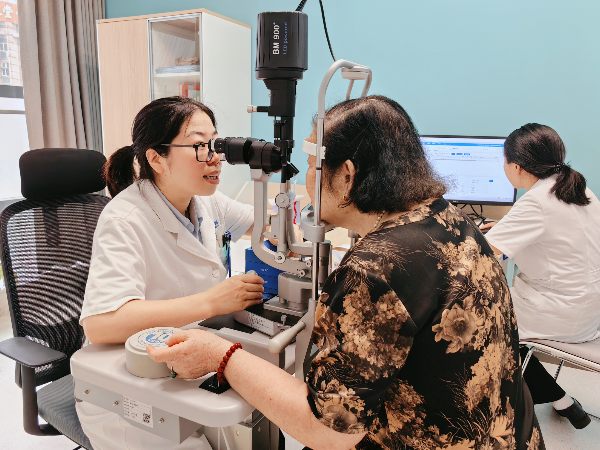 眼健康檢查現場。重慶普瑞眼科醫院供圖