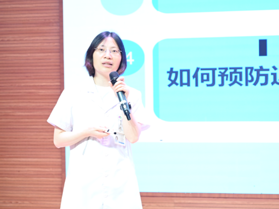 馮勝輝科普講座現場。重慶南坪愛爾眼科醫院供圖