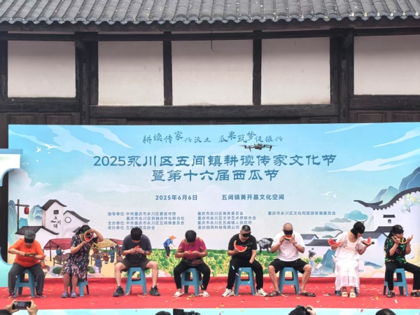 蒙眼吃西瓜大賽。徐雯瑄攝