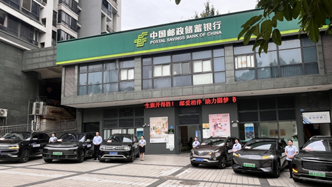 愛心送考。郵儲銀行重慶分行供圖