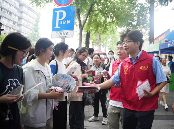 志愿者們為考生和家長送去祝福?；顒又鬓k方供圖
