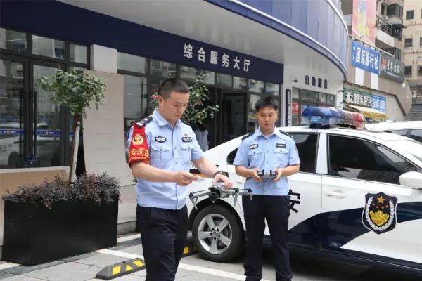 調試無人機為考生提供服務。沙坪壩區融媒體中心供圖