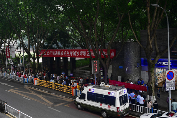 執勤官兵以乘車巡邏同定點警戒相結合的方式，確保執勤力量機動靈活，在遇有突發情況時保證快速反應。武警重慶總隊執勤第二支隊供圖