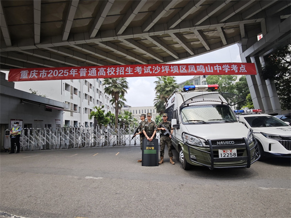 執勤官兵以乘車巡邏同定點警戒相結合的方式，確保執勤力量機動靈活，在遇有突發情況時保證快速反應。武警重慶總隊執勤第二支隊供圖