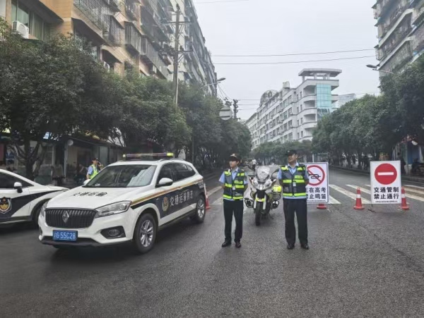 聯合交巡警實施交通疏導，確?？键c周邊交通秩序。豐都縣交通執法支隊供圖
