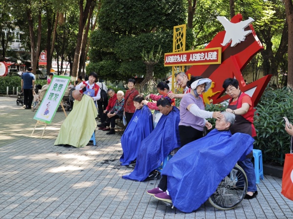 特色服務攤位。楊云攝